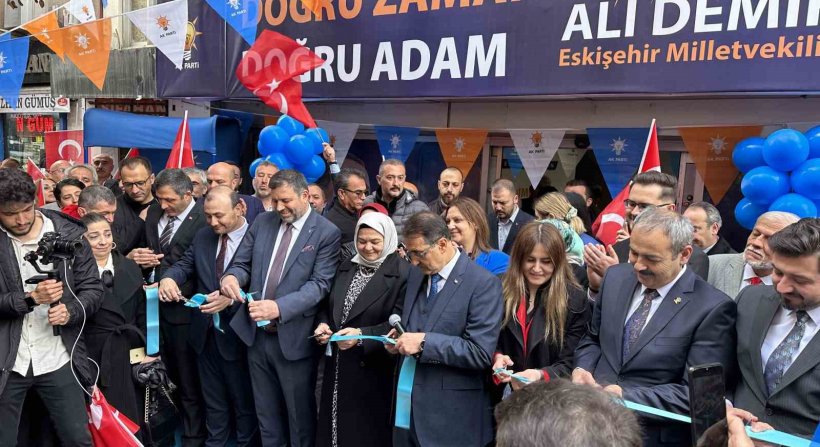 Bakan Dönmez, Eskişehir'de seçim bürosu açılışına katıldı