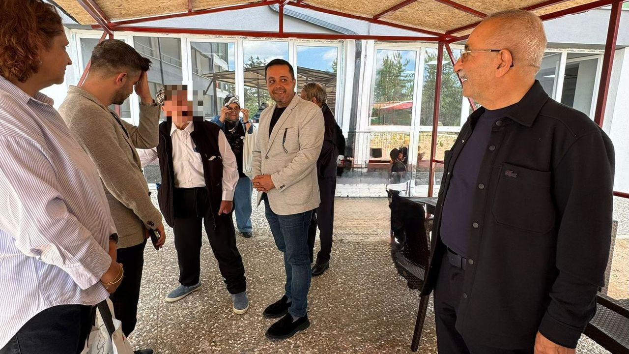MHP Tepebaşı İlçe Başkanlığı'ndan Babalar Günü'nde Anlamlı Huzurevi Ziyareti