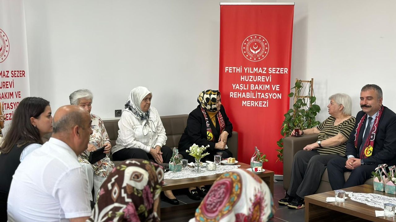 Ayşen Gürcan Anneler Günü’nde Huzurevi Annelerinin Gününü Kutladı