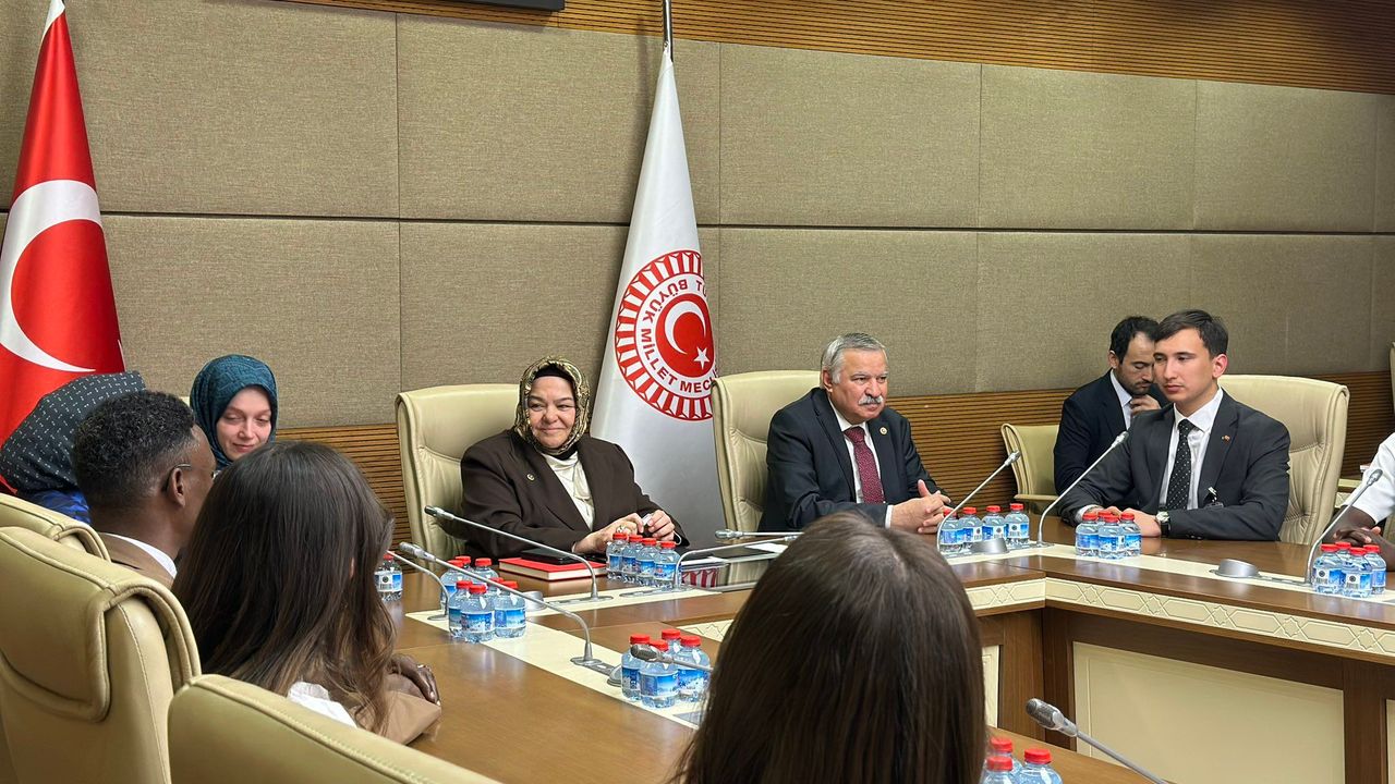 Eskişehir’in Misafir Öğrencileri Gazi Meclis’te: Prof. Dr. Ayşen Gürcan’dan Gençlere Destek