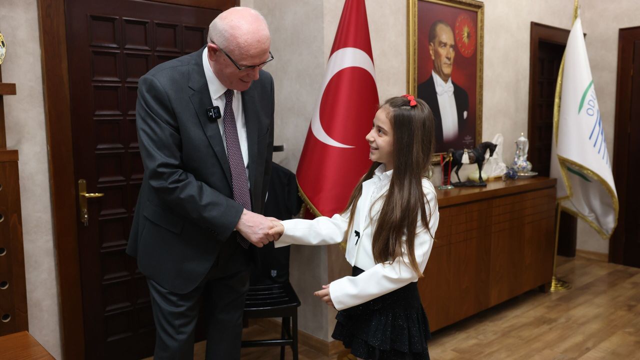 23 Nisan geleneği minik Melis'le yaşatıldı