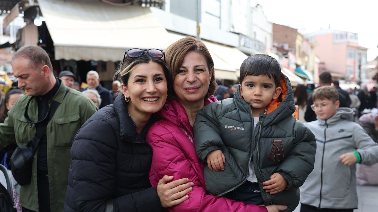 Ünlüce bayram coşkusunu esnafla paylaştı