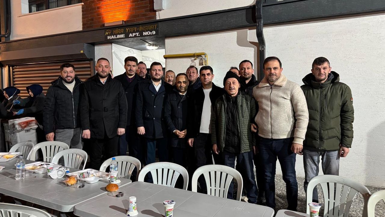 Emek Mahallesi’nde Dev Gönül Sofrası: Engin Vural Yüzlerce Kişiyle İftarda Buluştu
