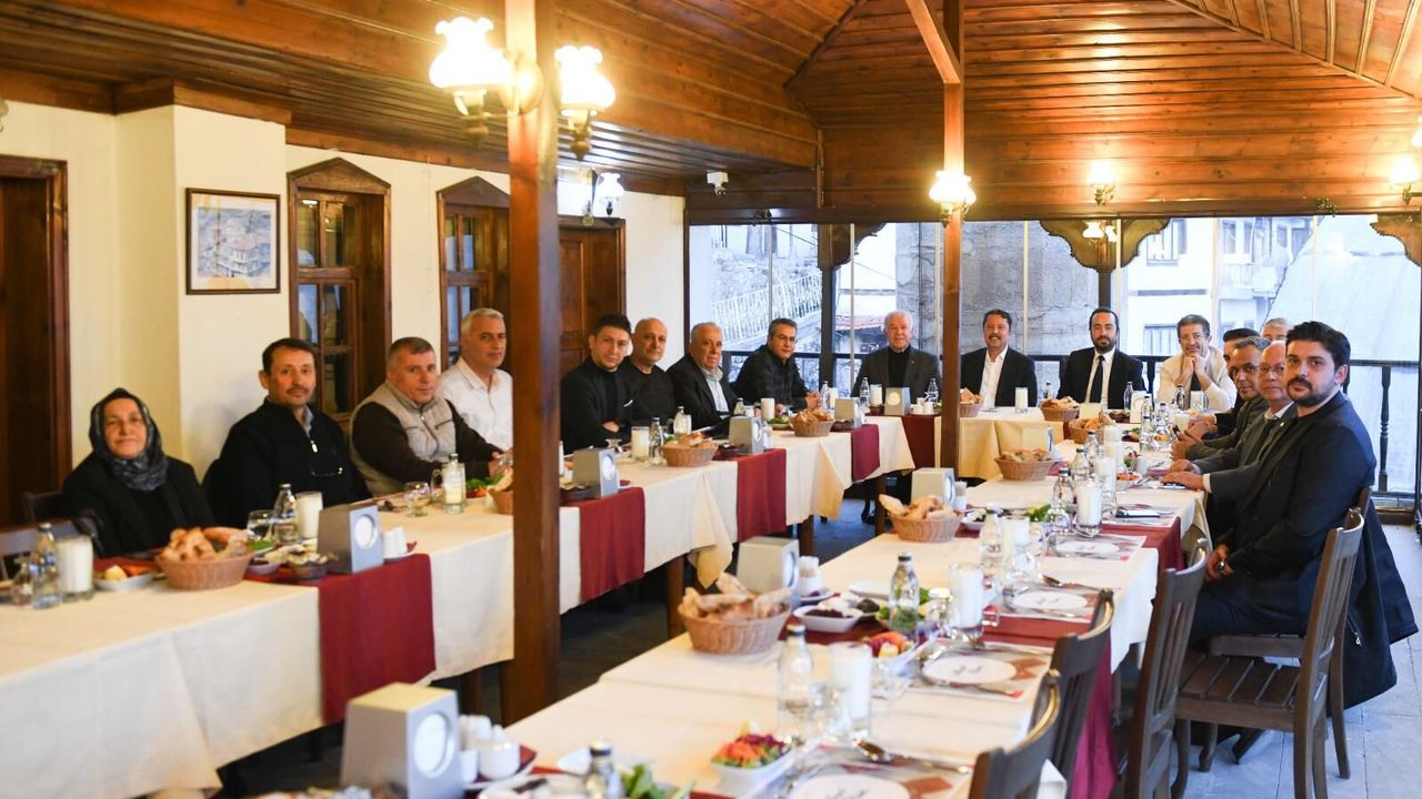 Beypazarı Belediye Başkanı Kasap, meclis üyeleriyle iftarda bir araya geldi