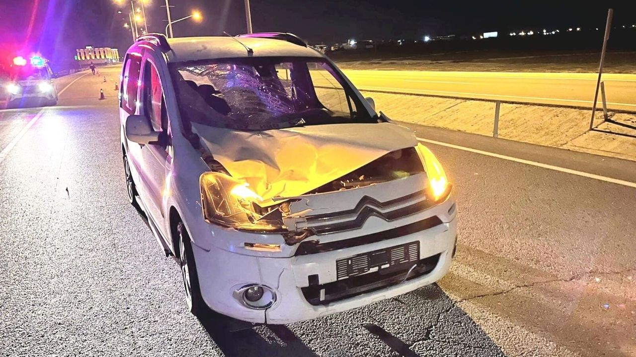 Aksaray'da hafif ticari araç yaya çarptı, 2 kişi yaralandı