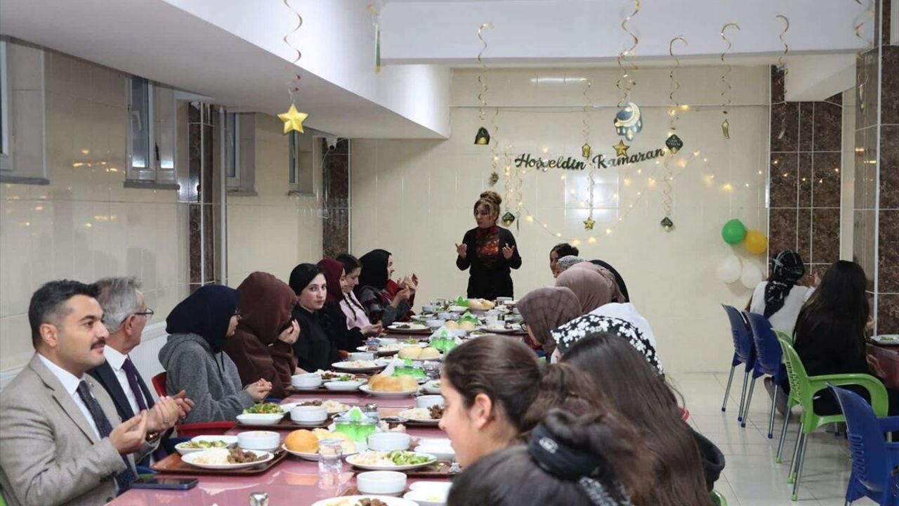 Sivas Milli Eğitim Müdürü Erdoğan iftarda öğrencilerle buluştu