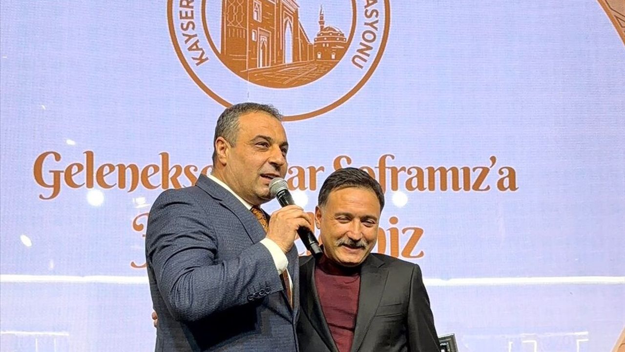 Akıncılar Belediye Başkanı Sevinç'ten Kayseri Valisi Çiçek'e fahri hemşehrilik beratı