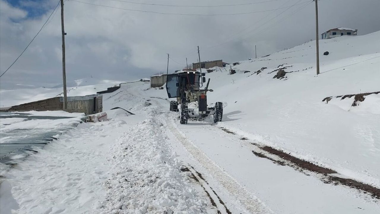 Iğdır'da kardan kapanan köy yolları ulaşıma açıldı