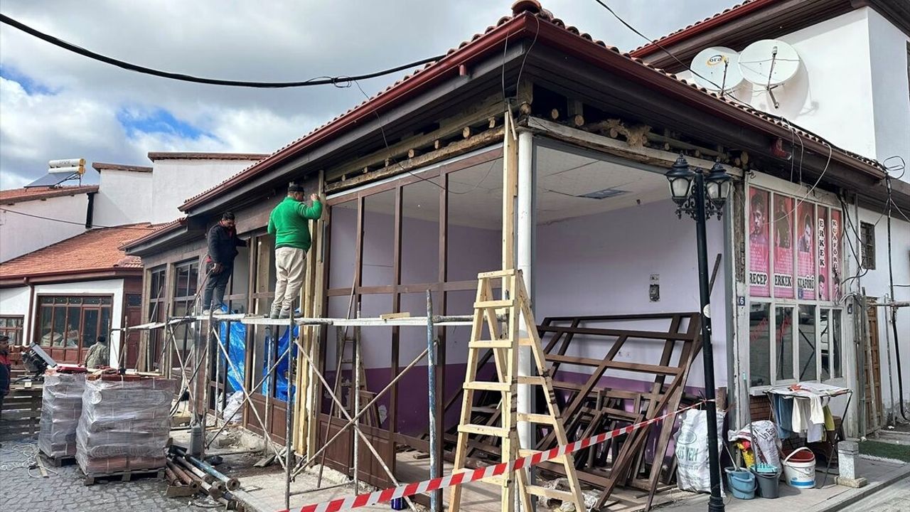 Güdül'de çarşı içinde cephe iyileştirme projesi sürüyor