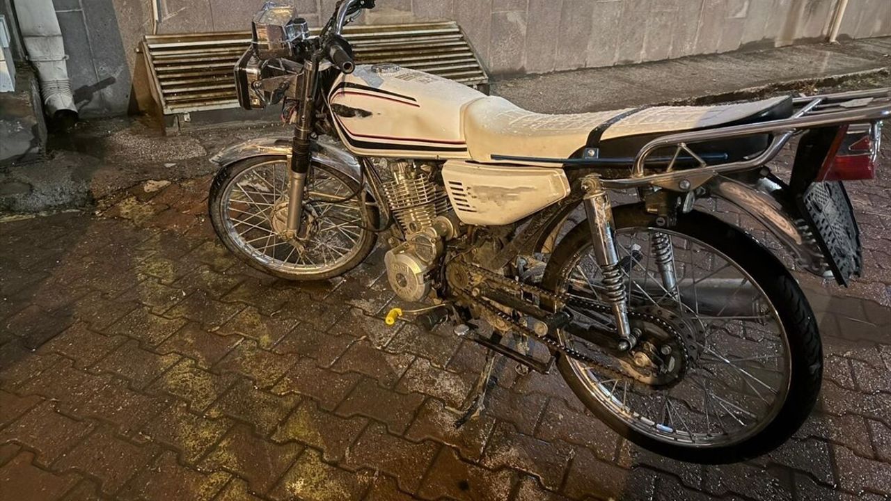 Sivas'ta motosiklet çaldığı iddiasıyla yakalanan 4 zanlıdan 2'si tutuklandı
