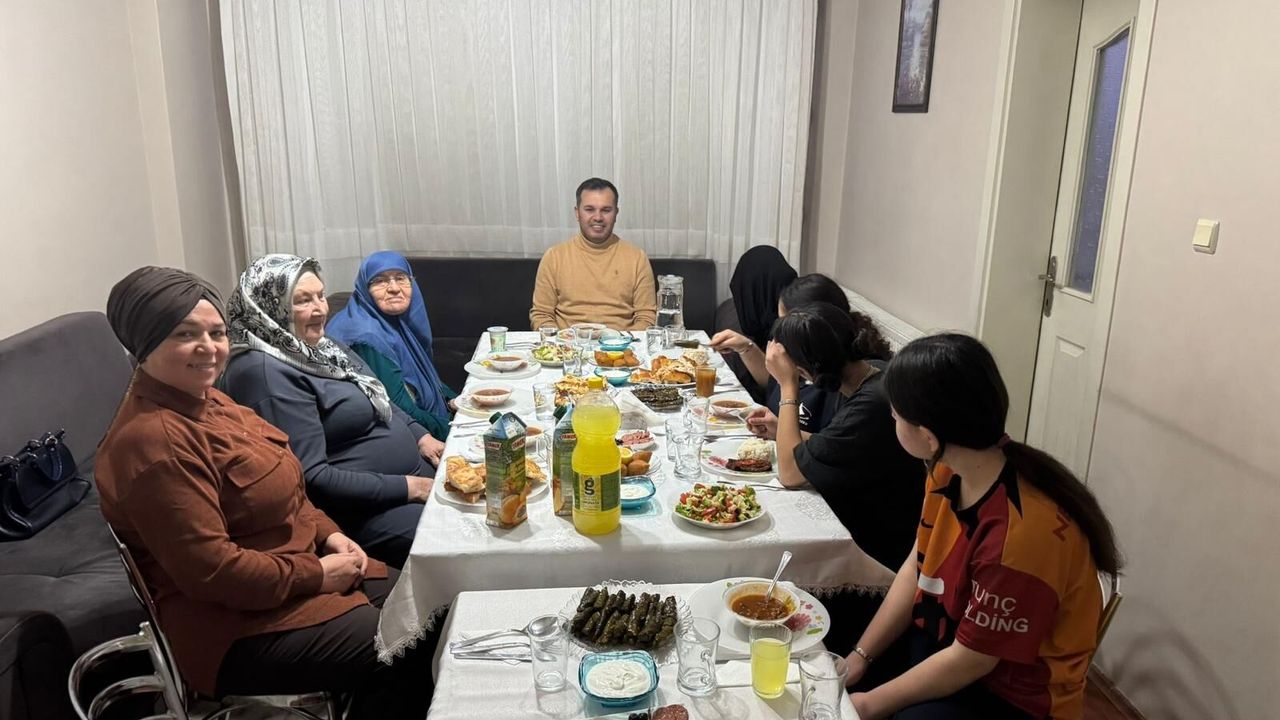 Konya'da sevgi evlerinde kalan çocuklar iftarda ailelere konuk oldu