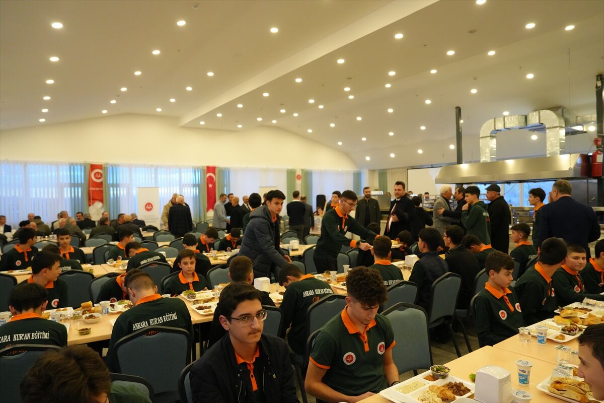 Çubuk Kaymakamı Bakır ile Belediye Başkanı Demirbaş, hafızlık öğrencileriyle iftarda buluştu