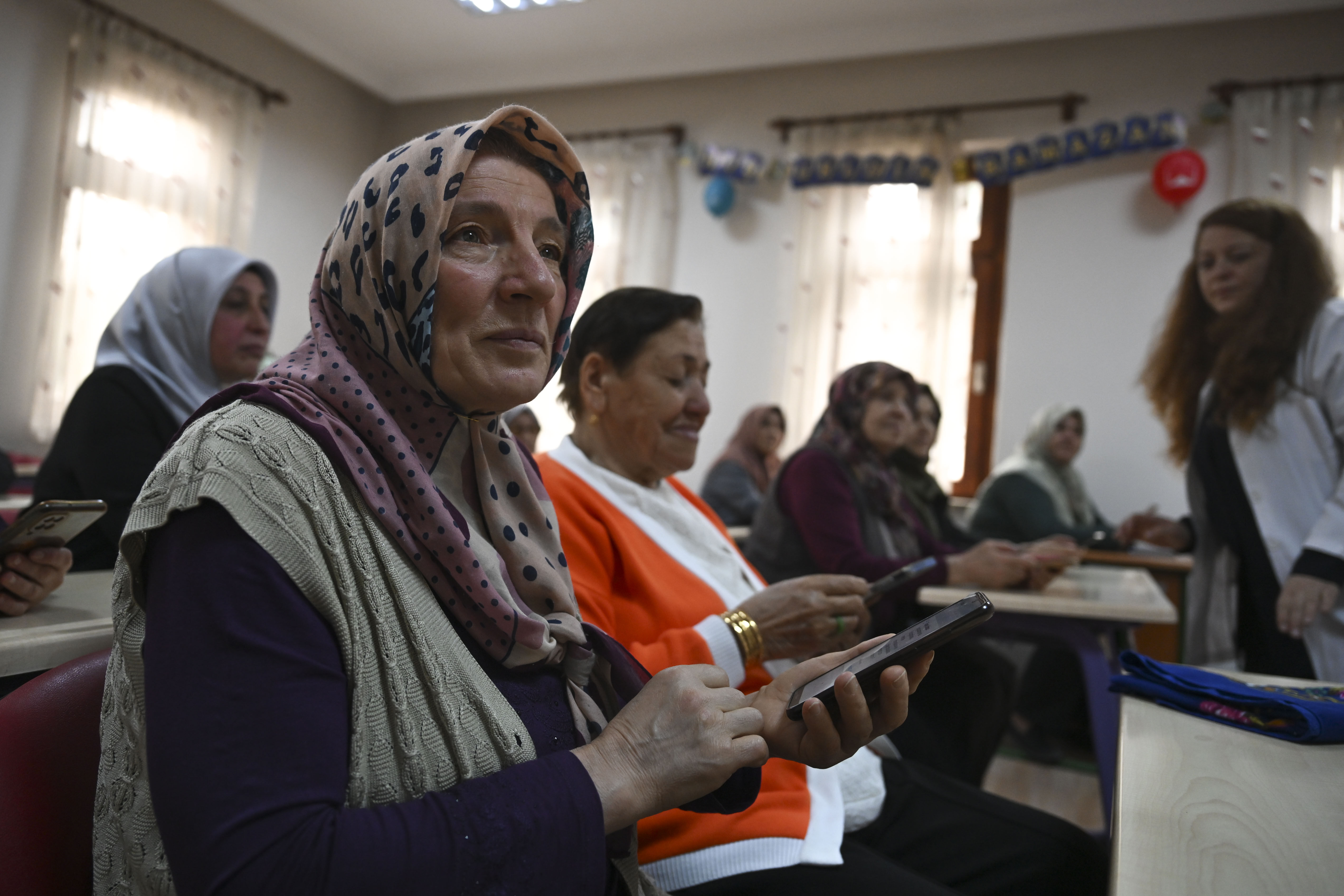 Başkentte kadınlar akıllı telefon eğitimiyle dijital dünyayı öğretiyor