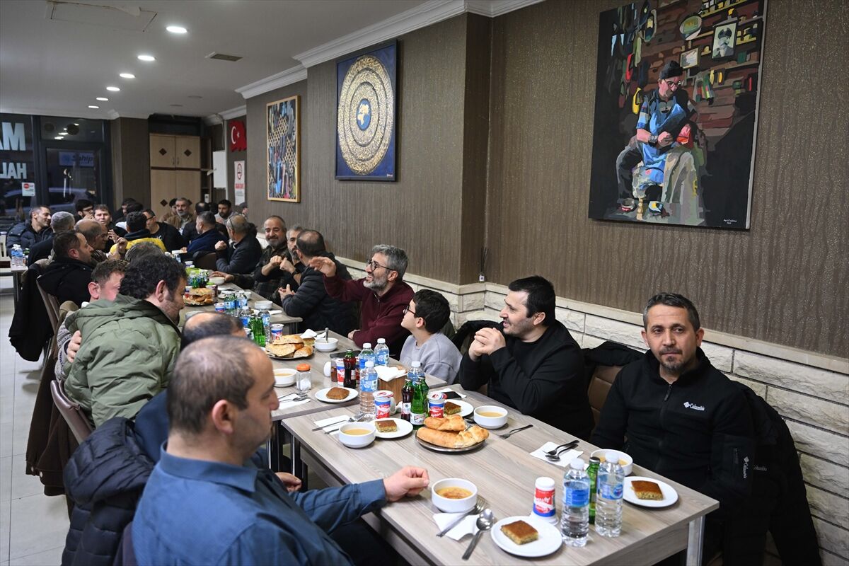 İşitme engelliler iftar programında bir araya geldi
