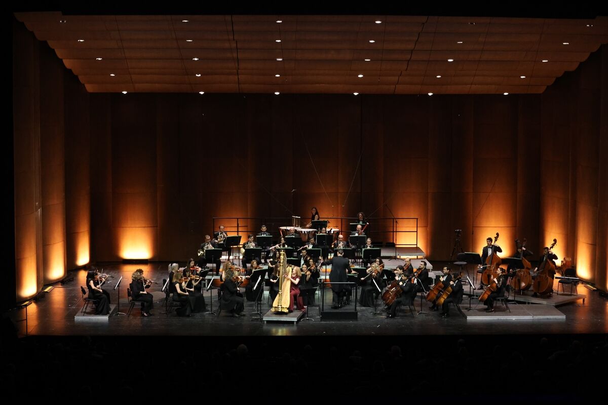 İDSO DenizBank Konserleri'nde arp sanatçısı Anne-Sophie Bertrand sahne aldı