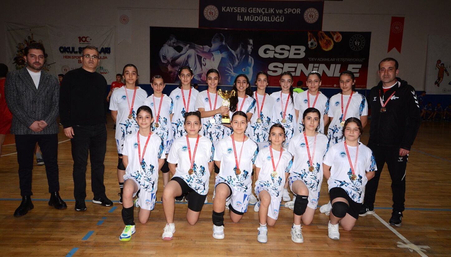 Spor AŞ Kız Hentbol Takımı il birincisi oldu