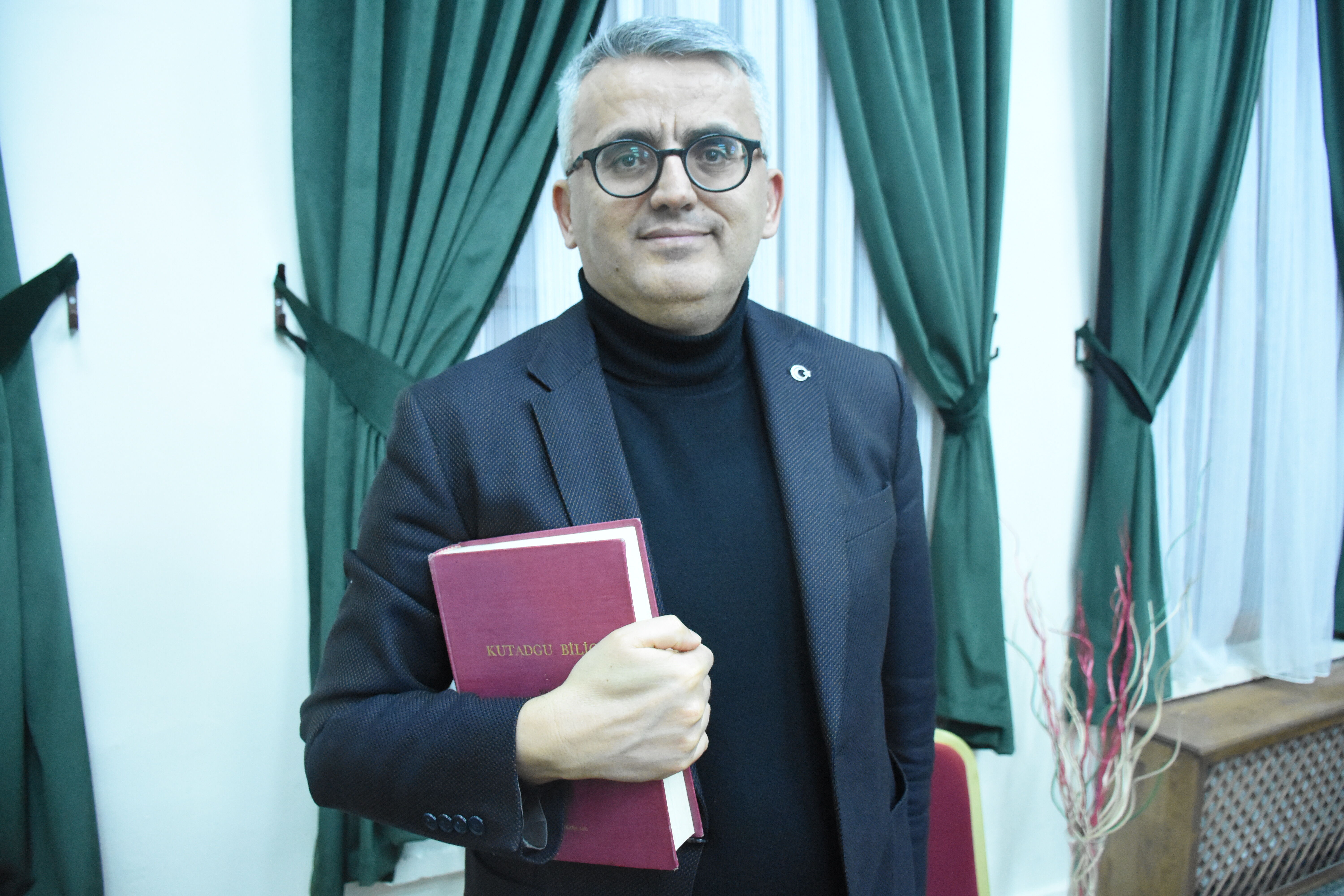 Okuyunca çok etkilendiği Kutadgu Bilig eserini iki yıldır anlatıyor