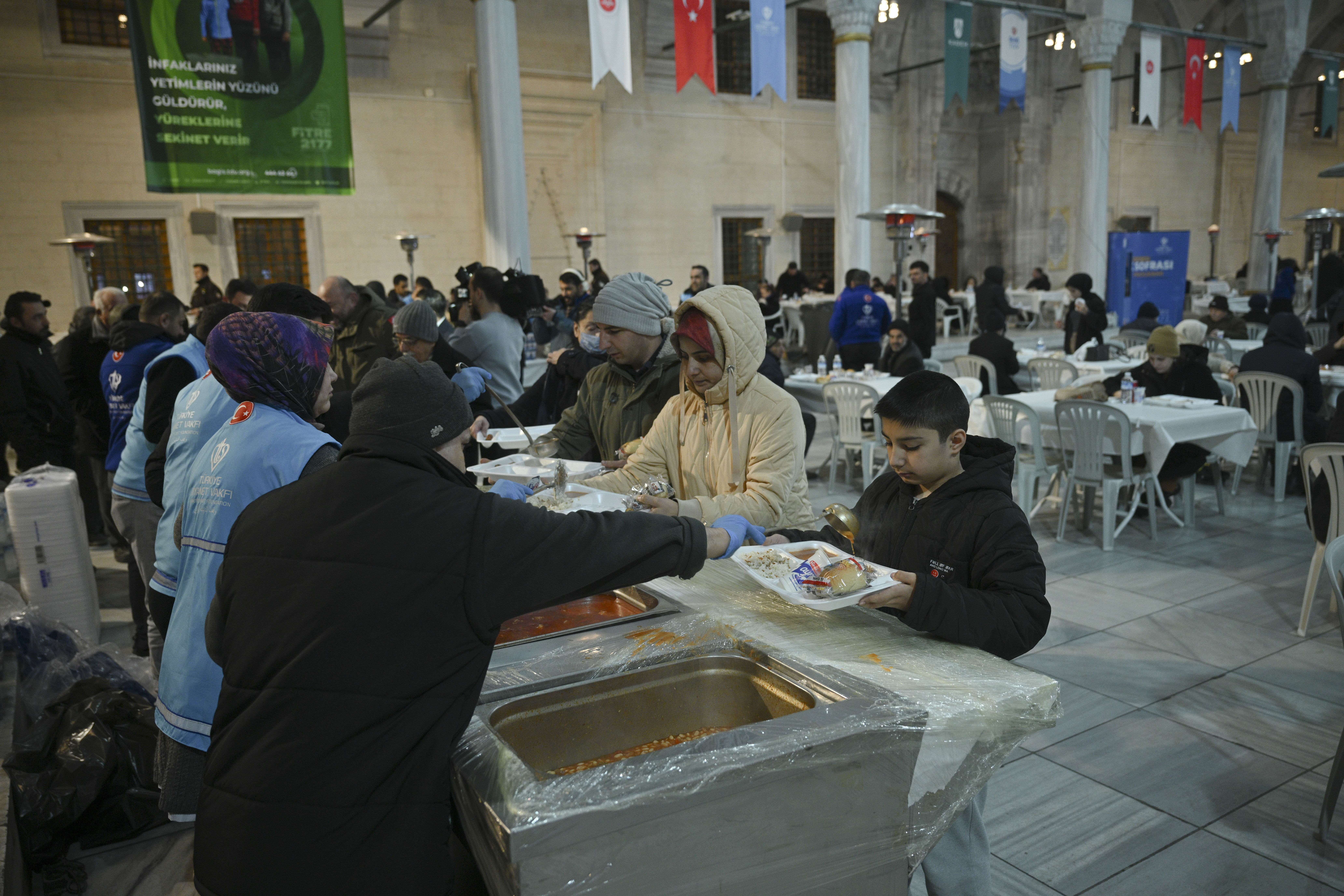 TDV, Kocatepe Camisi'nde yaklaşık 2 bin kişilik iftar sofrası kuruyor