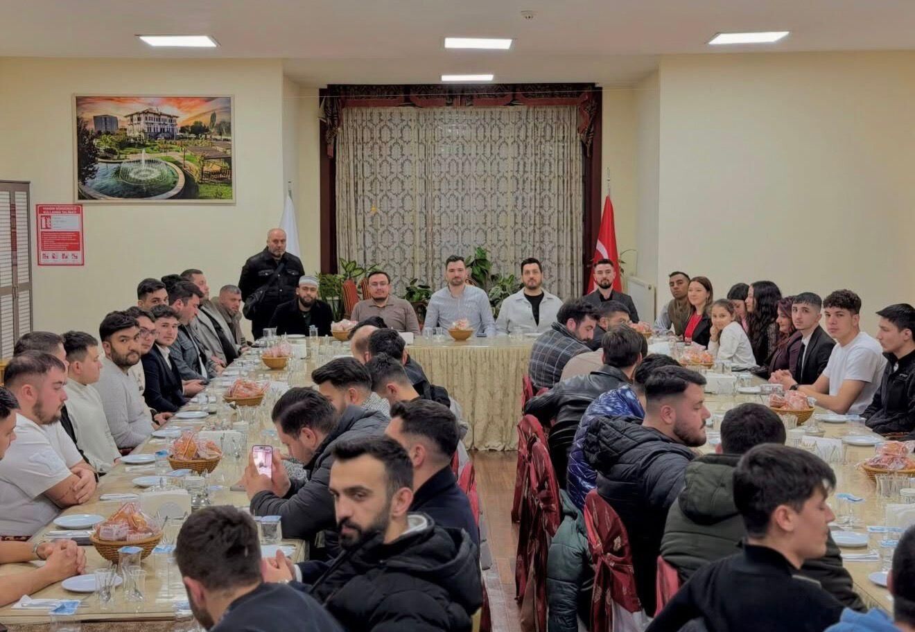 Son dönemde söylediği ilahilerle tanınan Celal Karatüre ve ekibi sahurda gençlerle buluştu