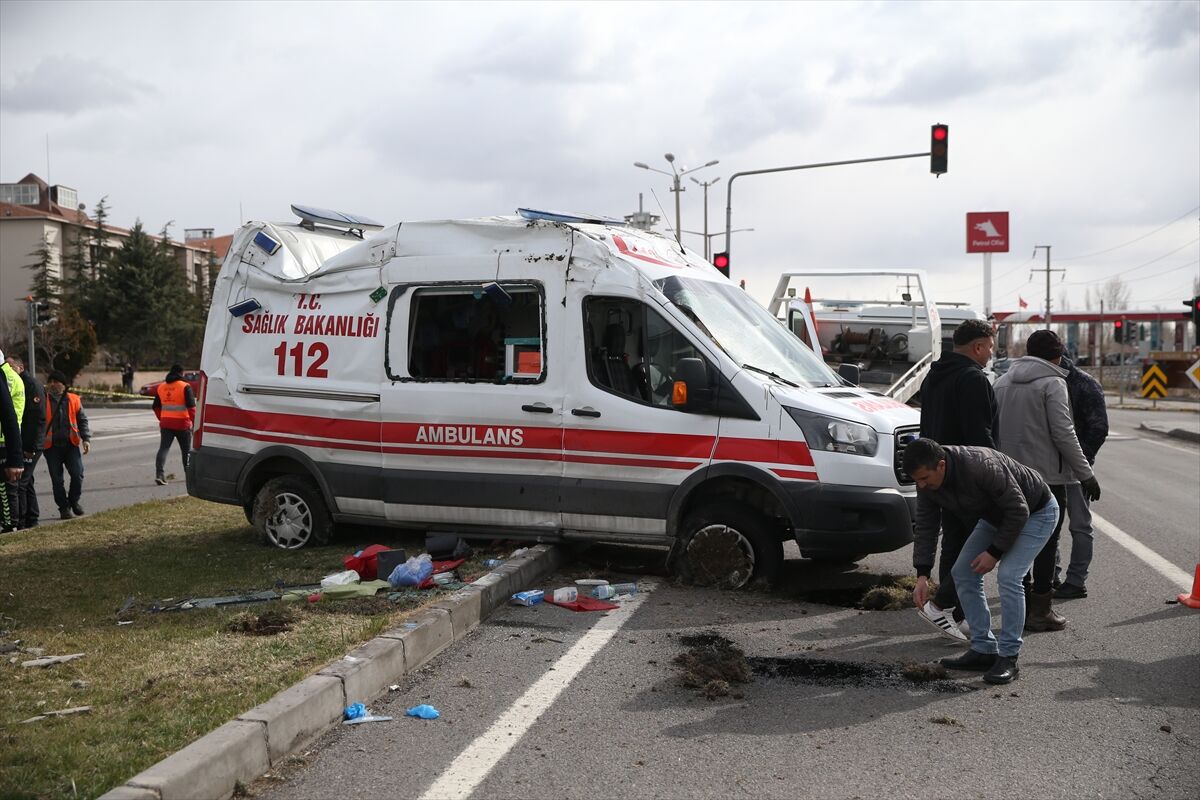 Niğde'de ambulans ile hafif ticari aracın çarpıştığı kazada 3 kişi yaralandı
