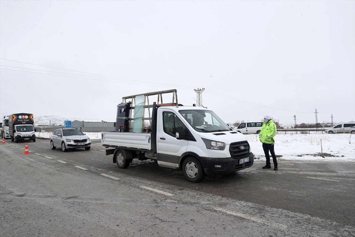 Sivas-Malatya kara yolu ulaşıma kapatıldı