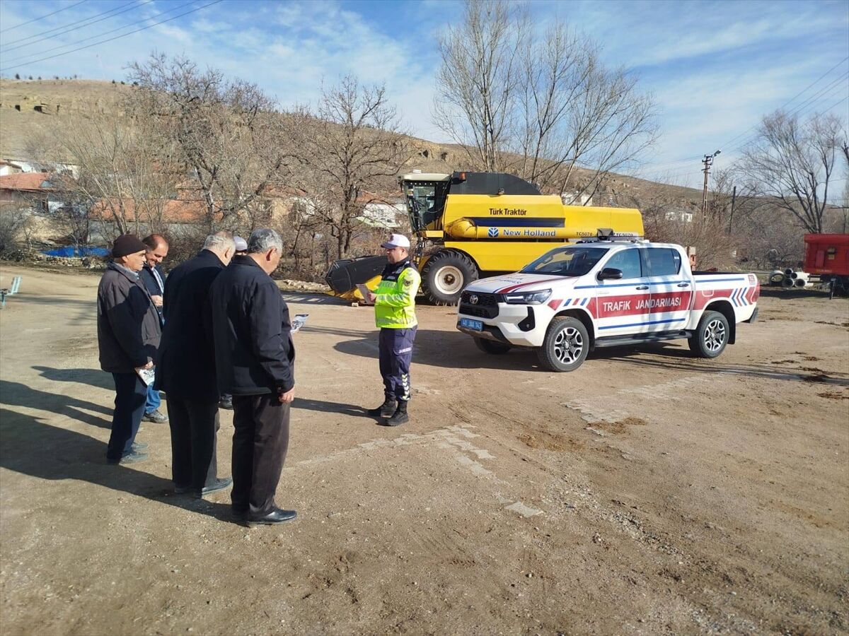 Kırşehir'de jandarma köylerde trafik kuralları hakkında bilgi verdi