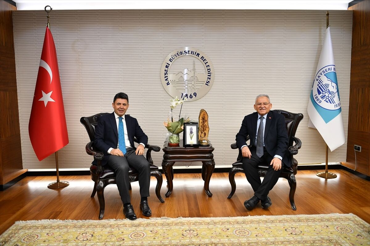 Başkan Büyükkılıç, Ulaştırma ve Altyapı Bakan Yardımcısı Boyraz'ı makamında ağırladı
