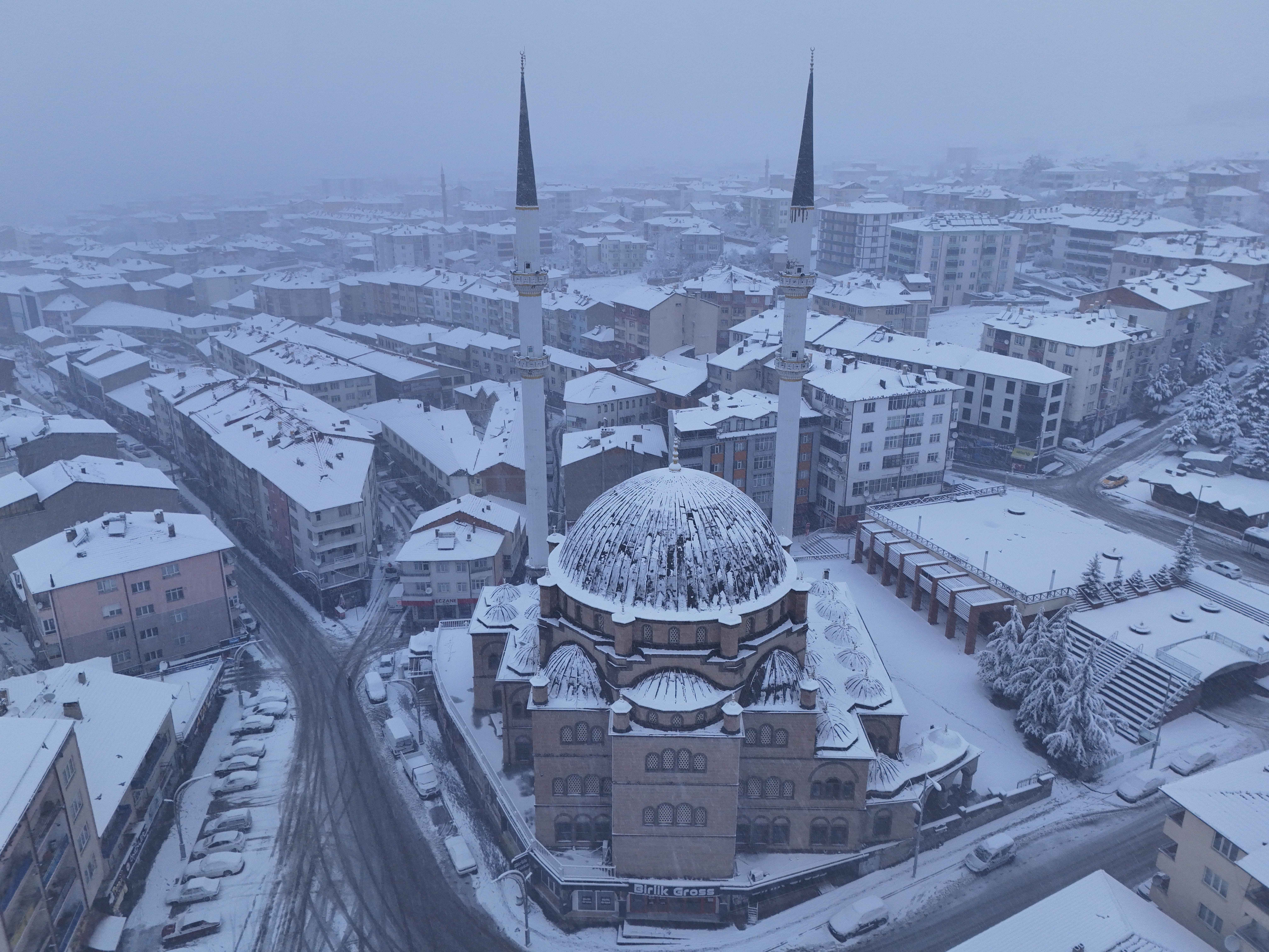 Akdağmadeni Belediyesi ekipleri, karla mücadele çalışmalarını sürdürüyor