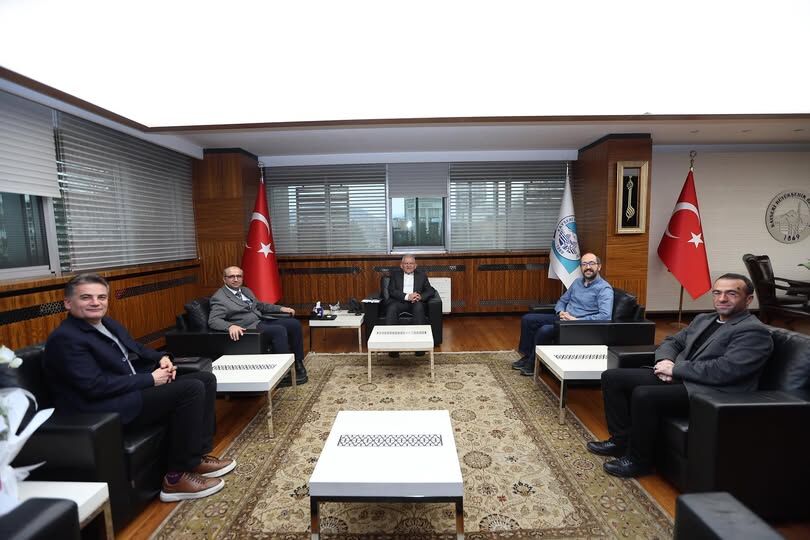 Büyükşehir Belediye Başkanı Büyükkılıç, akademisyenleri makamında ağırladı