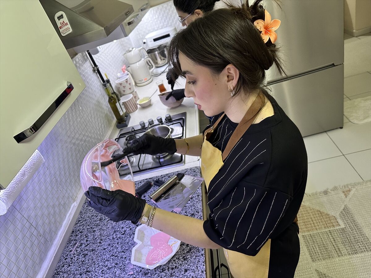 İki kadın kursta öğrendikleri butik çikolata üretimini mesleğe dönüştürdü
