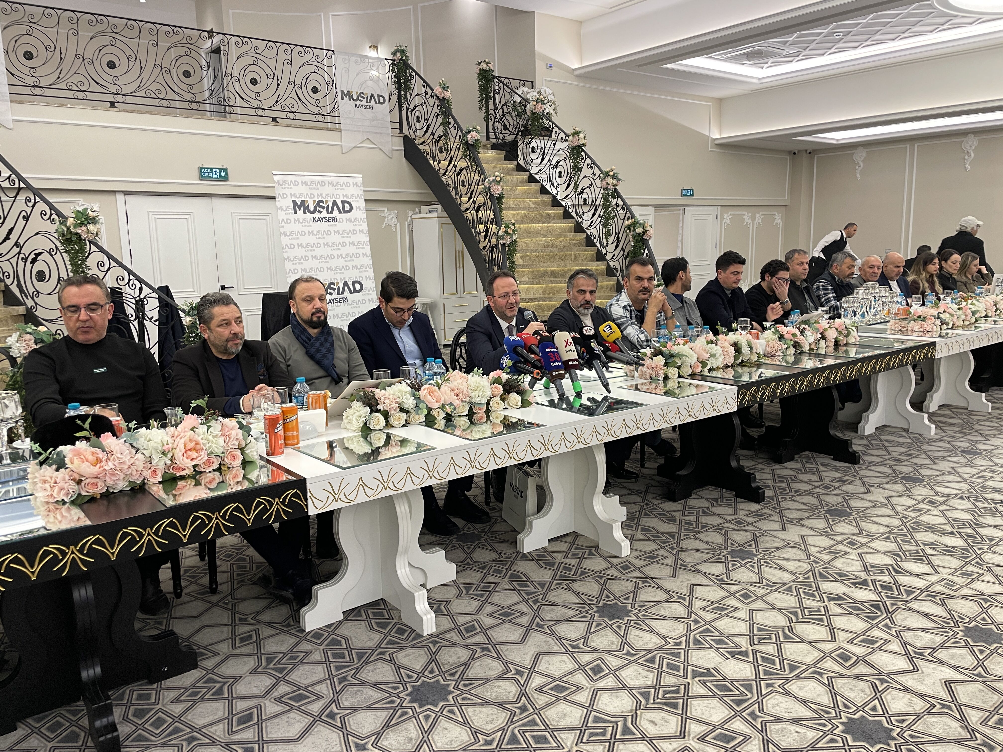 MÜSİAD Kayseri Şubesi üyeleri, iftarda gazetecilerle buluştu