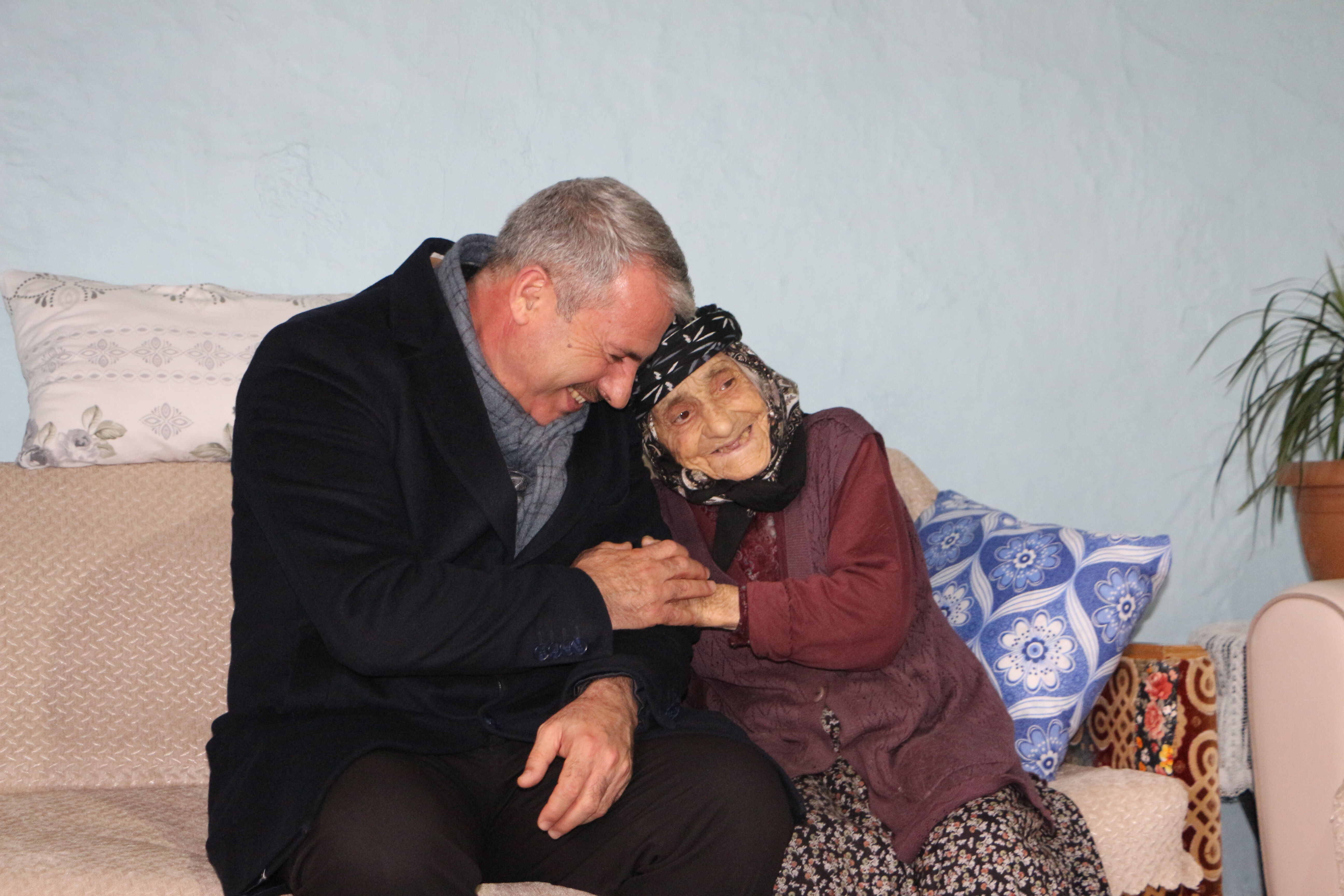 Yunak'ta 'Her Kalpte Bir Umut' projesiyle ihtiyaç sahiplerine ziyaret