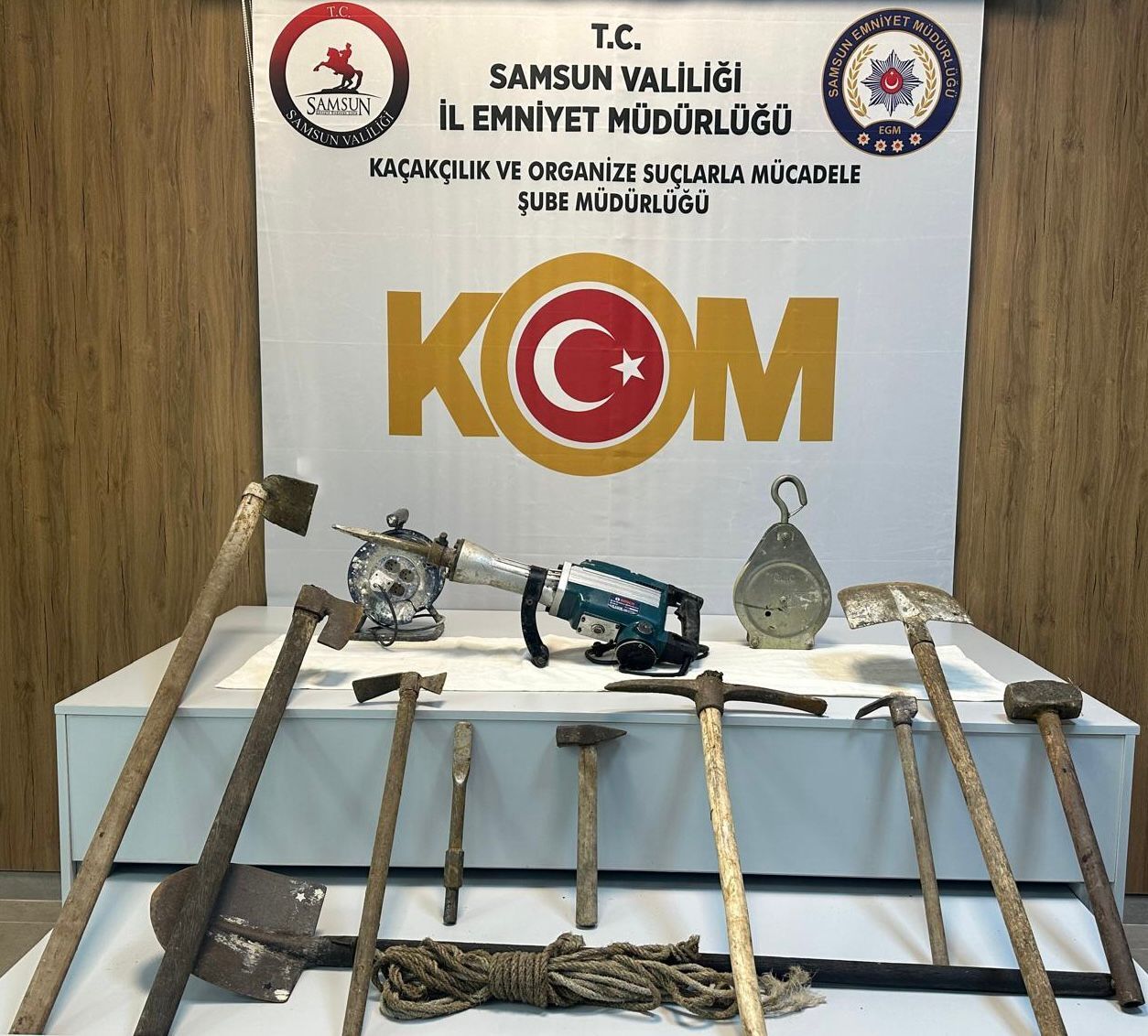 Samsun'da araziye çukur kazarak define arayan 4 şüpheli yakalandı