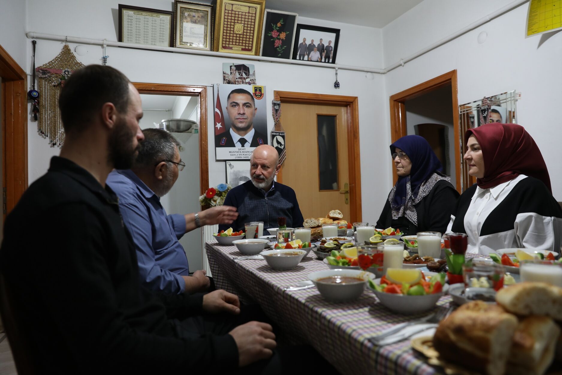 Başkan Çolakbayrakdar, iftarda şehit ailesine konuk oldu
