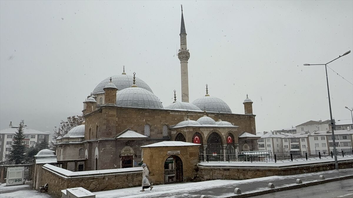 Yozgat'ta kar yağışı etkili oldu