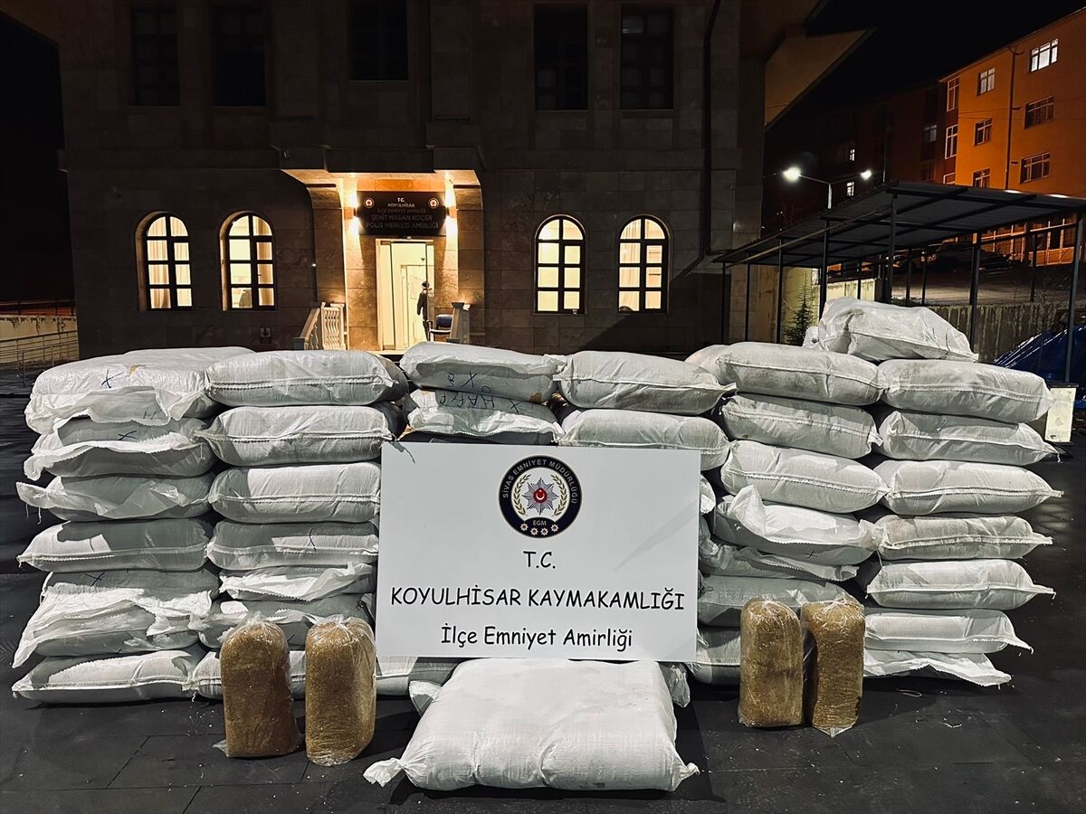 Sivas'ta 1 ton 337 kilogram gümrük kaçağı tütün ele geçirildi