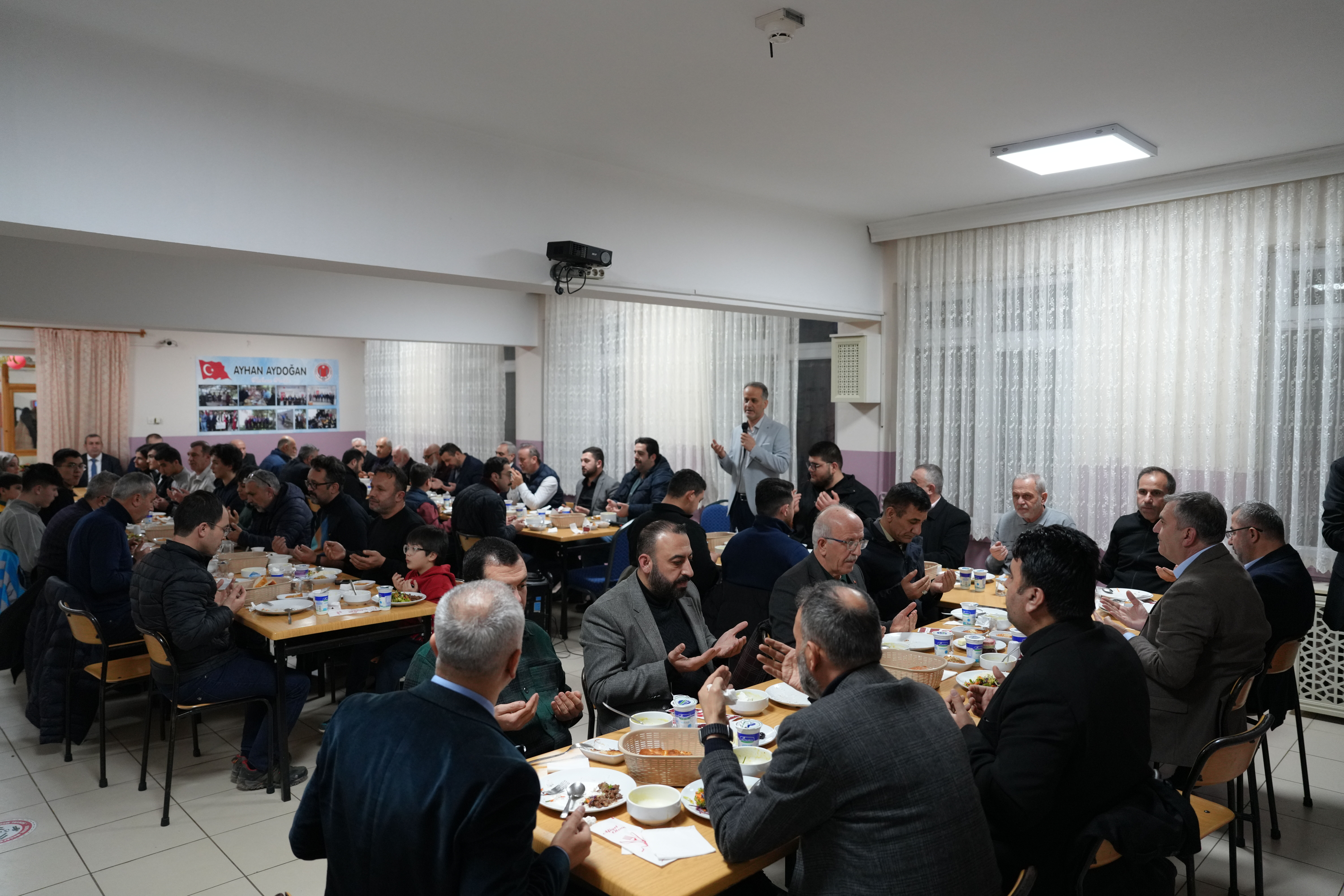Çubuk Belediye Başkanı Demirbaş, öğrencilerle pansiyonda iftar yaptı