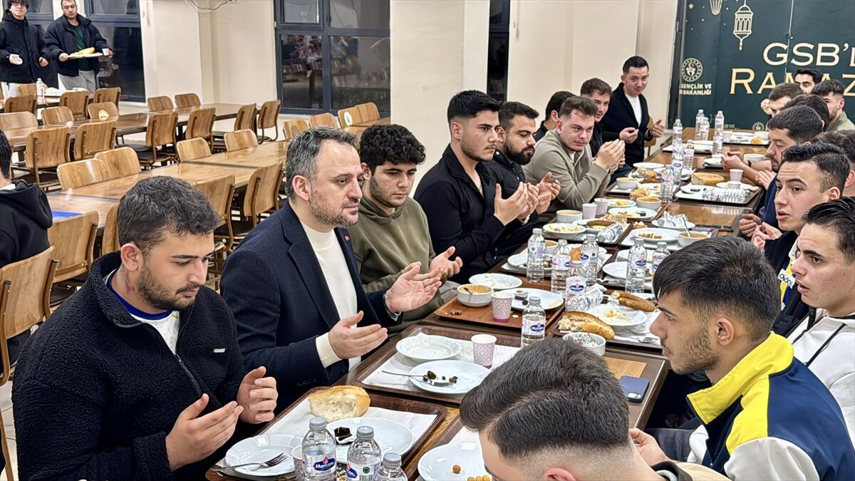 Gençlik ve Spor Bakan Yardımcısı Eminoğlu, Kırşehir'de öğrencilerle sahurda buluştu