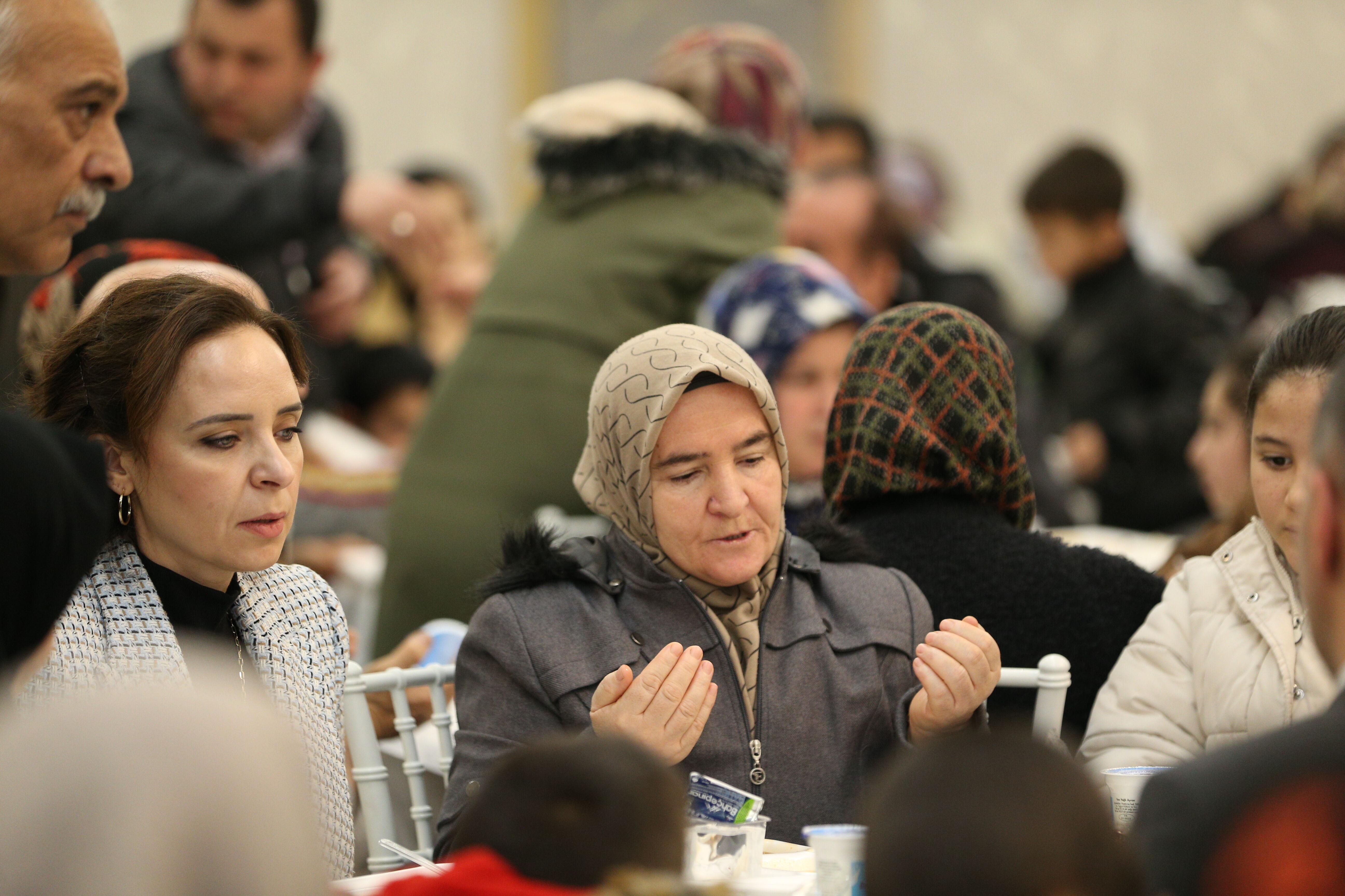 Niğde'de vatandaşlar belediyenin iftarında bir araya geldi