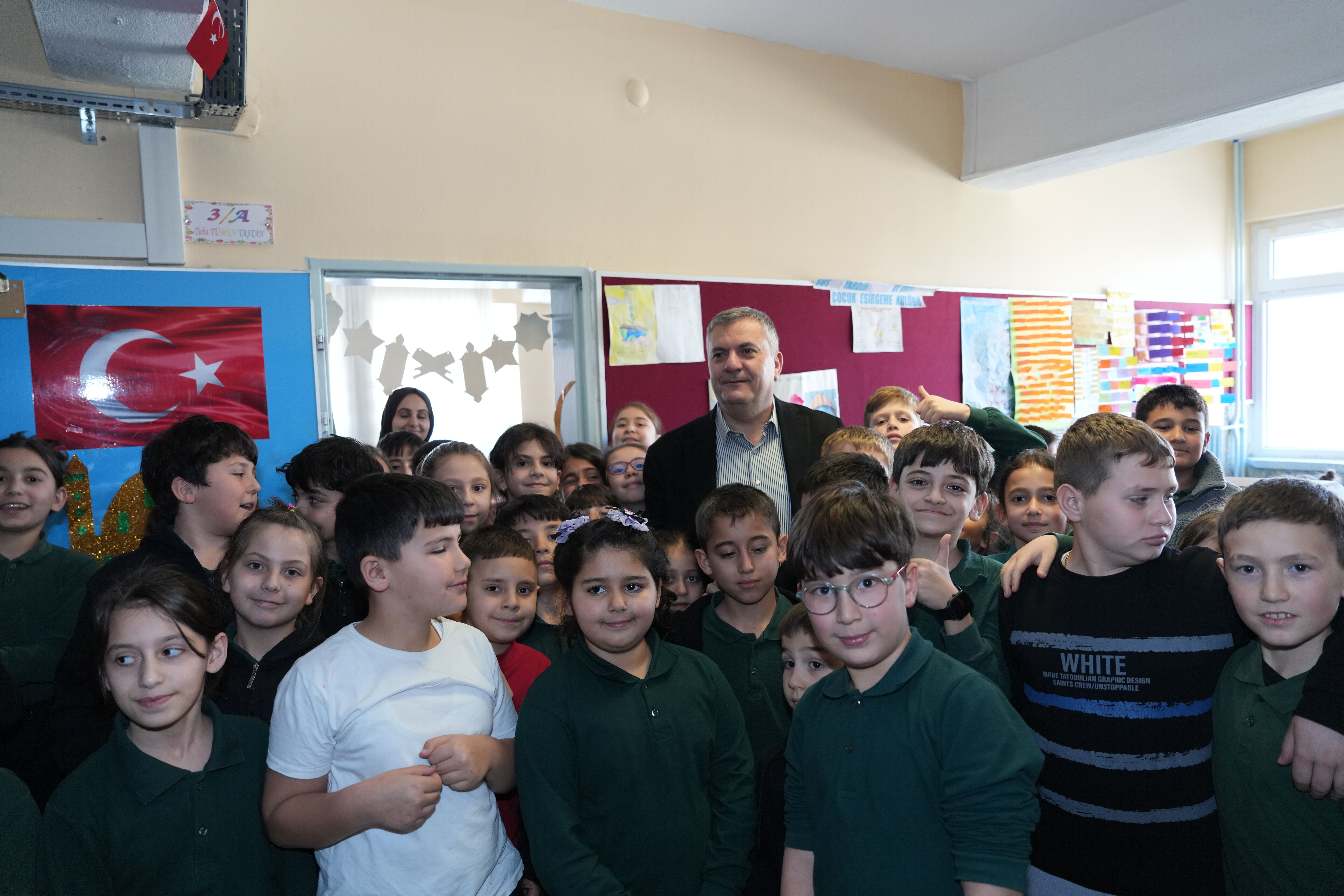Çubuk Belediye Başkanı Demirbaş, okul ziyareti yaptı