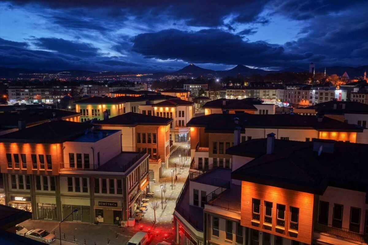 Konya'da Suriçi Çarşısı, güneş enerjisiyle aydınlanıyor