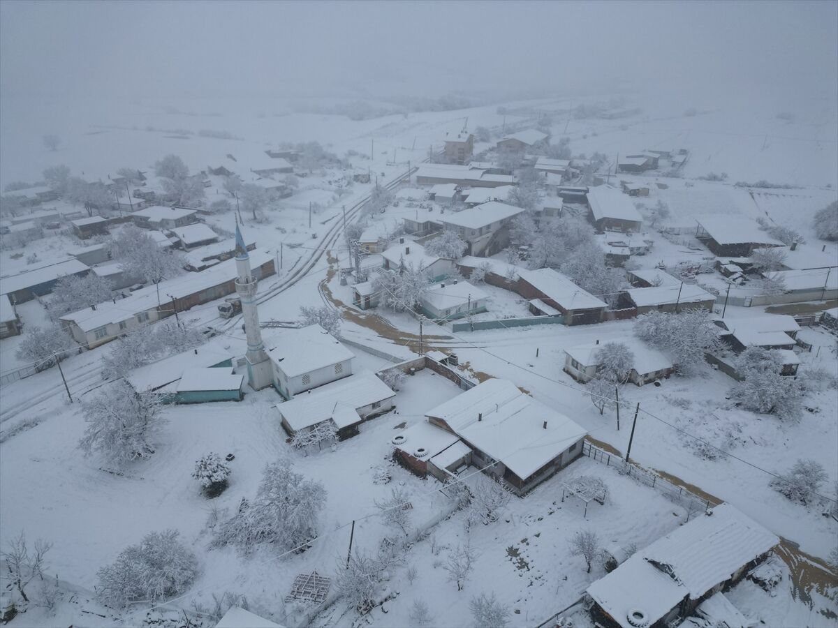 Tekirdağ'ın yüksek kesimlerinde kar yağışı etkili oluyor