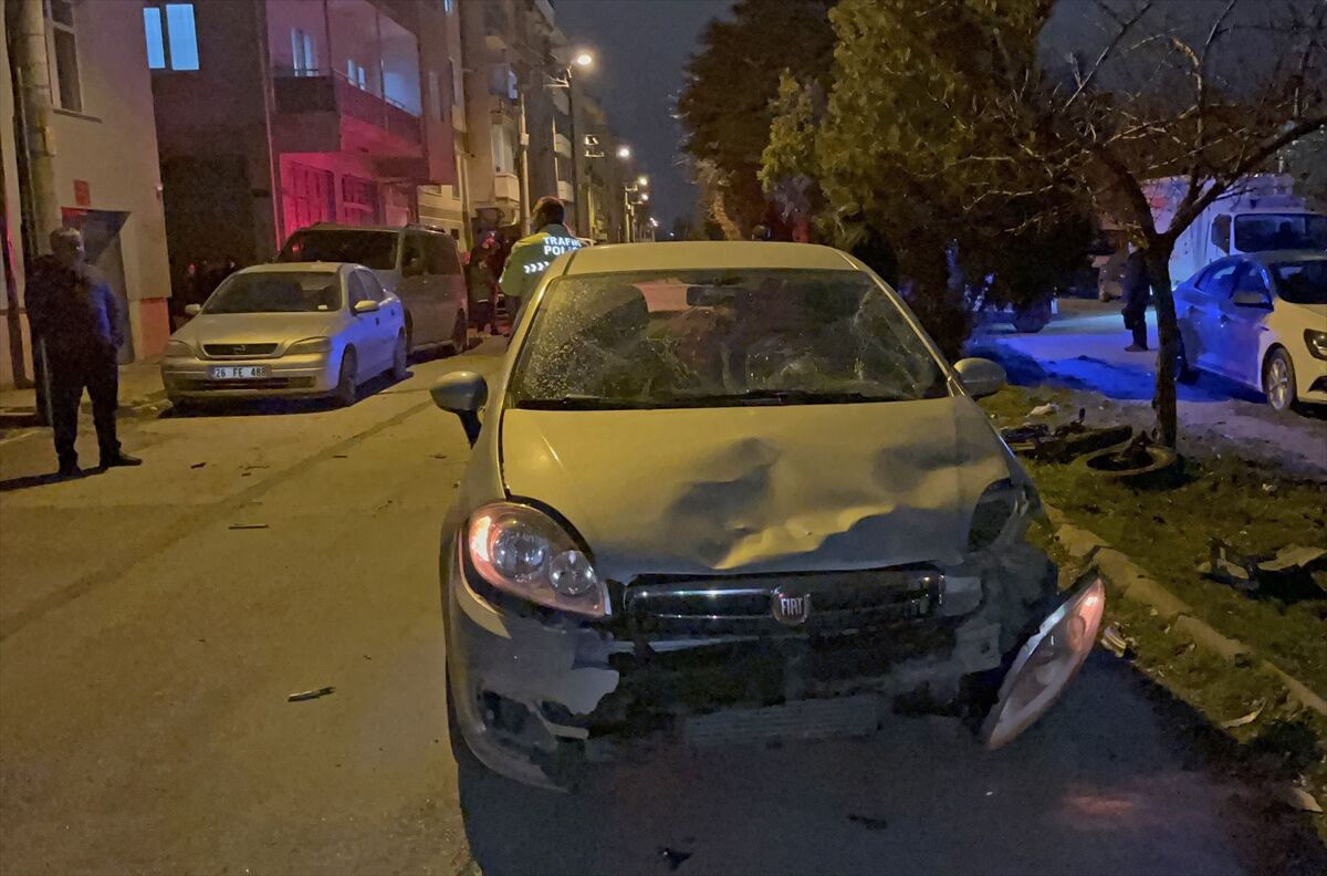 Eskişehir'de ehliyetsiz sürücünün kullandığı otomobilin bisiklete çarptığı kazada 2 çocuk yaralandı