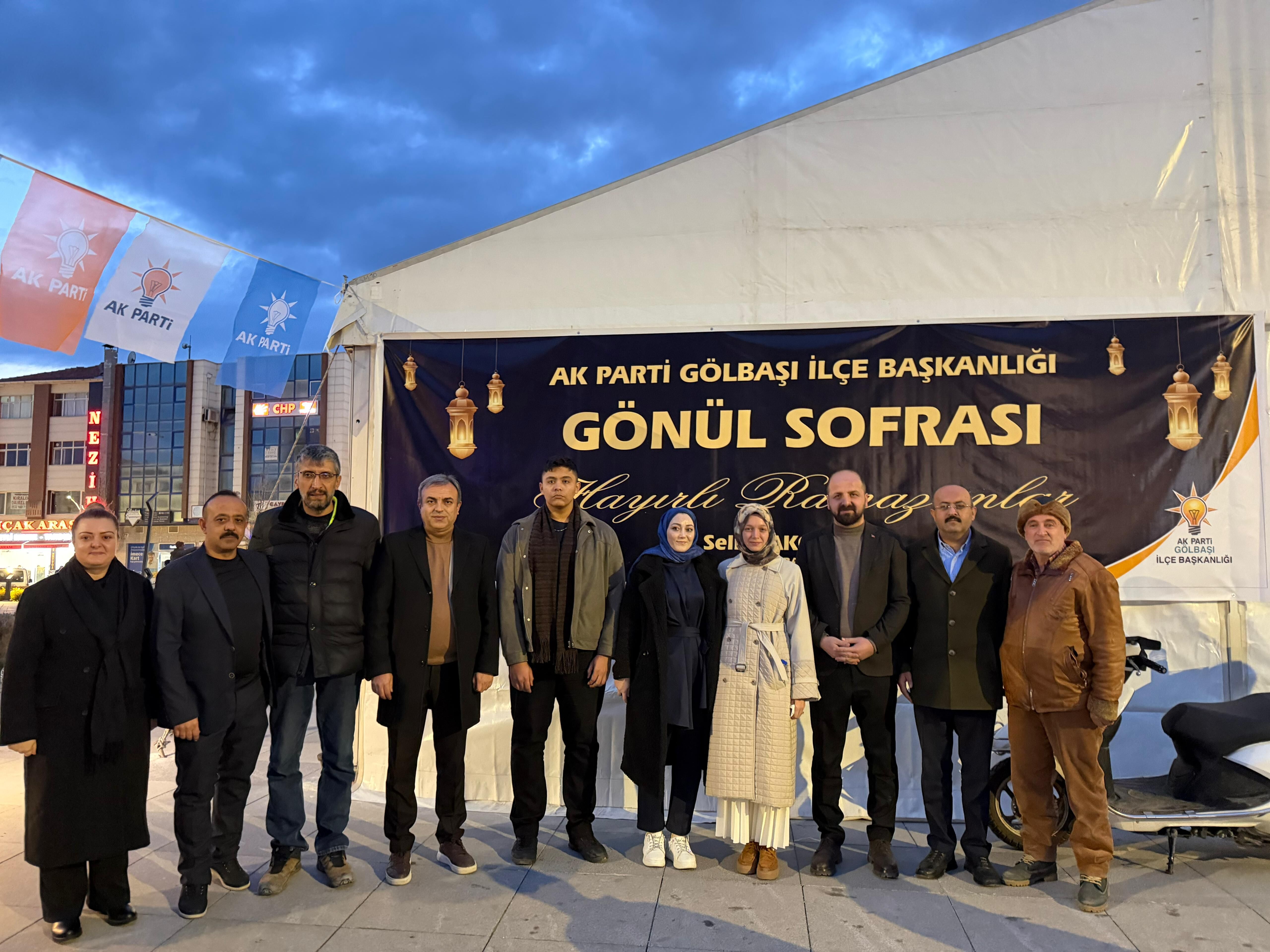 Gölbaşı'nda kurulan iftar çadırında vatandaşlar bir araya geliyor