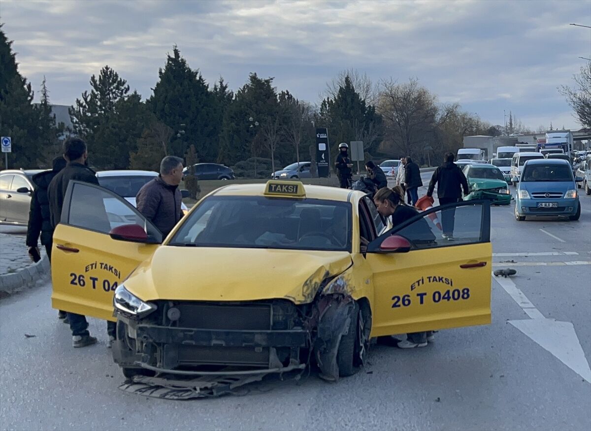 Eskişehir'de zincirleme trafik kazasında 3 kişi yaralandı