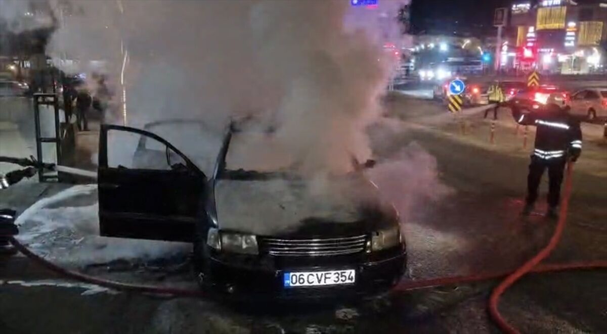 Yozgat'ta seyir halindeki otomobil yandı