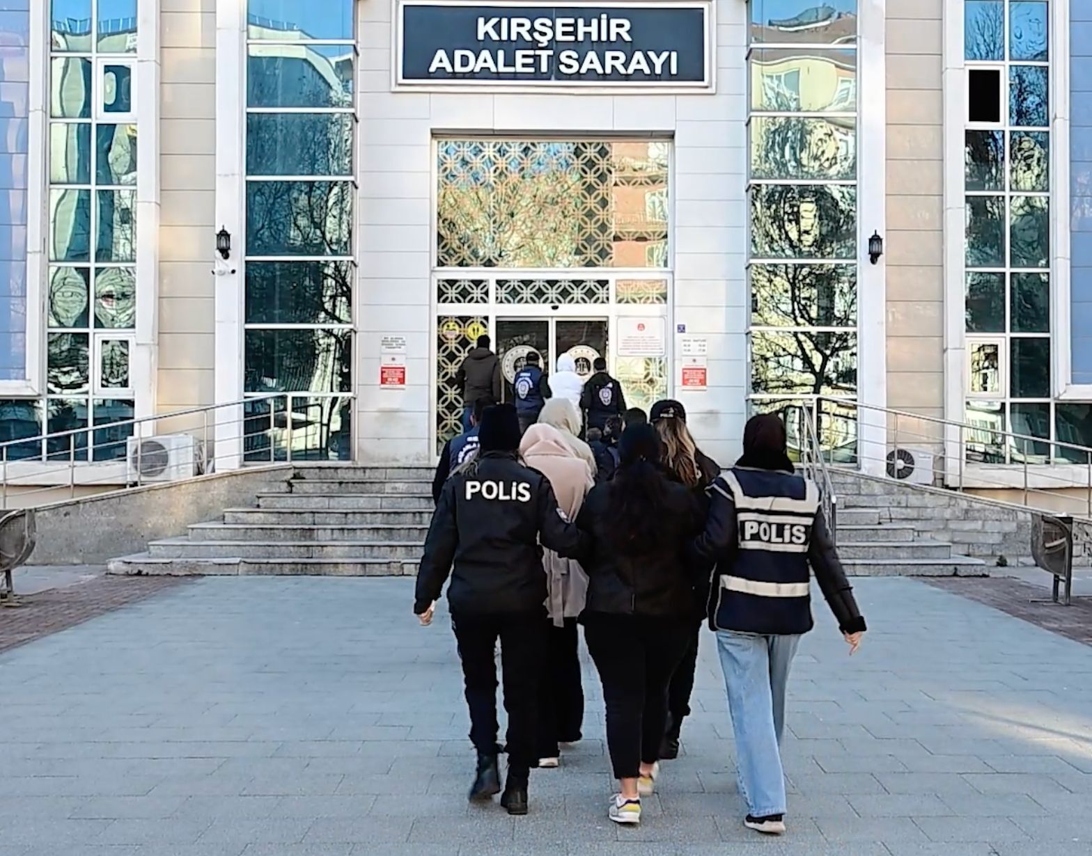 Kırşehir merkezli dolandırıcılık operasyonunda 16 zanlı tutuklandı