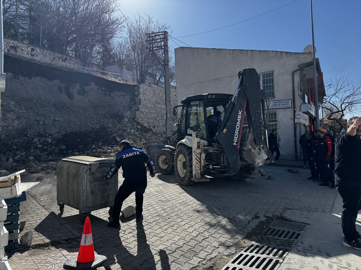 Niğde Kalesi'nin istinat duvarı çöktü
