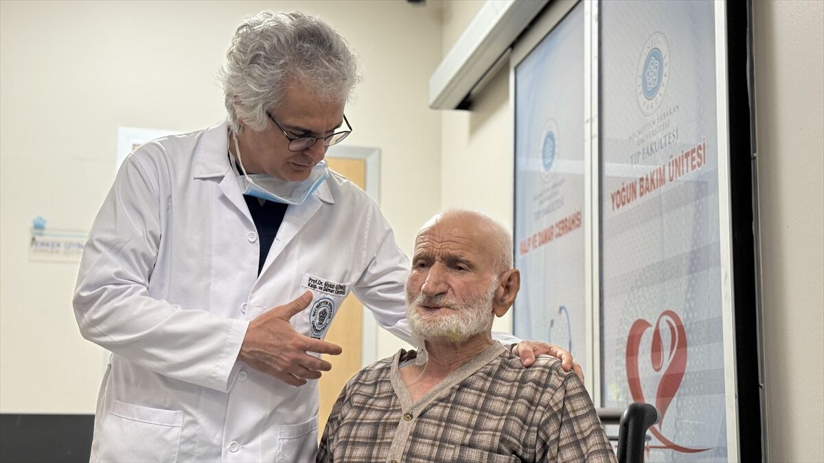 Konya'da 82 yaşındaki hastaya küçük kesiyle hayat kurtaran kalp ameliyatı