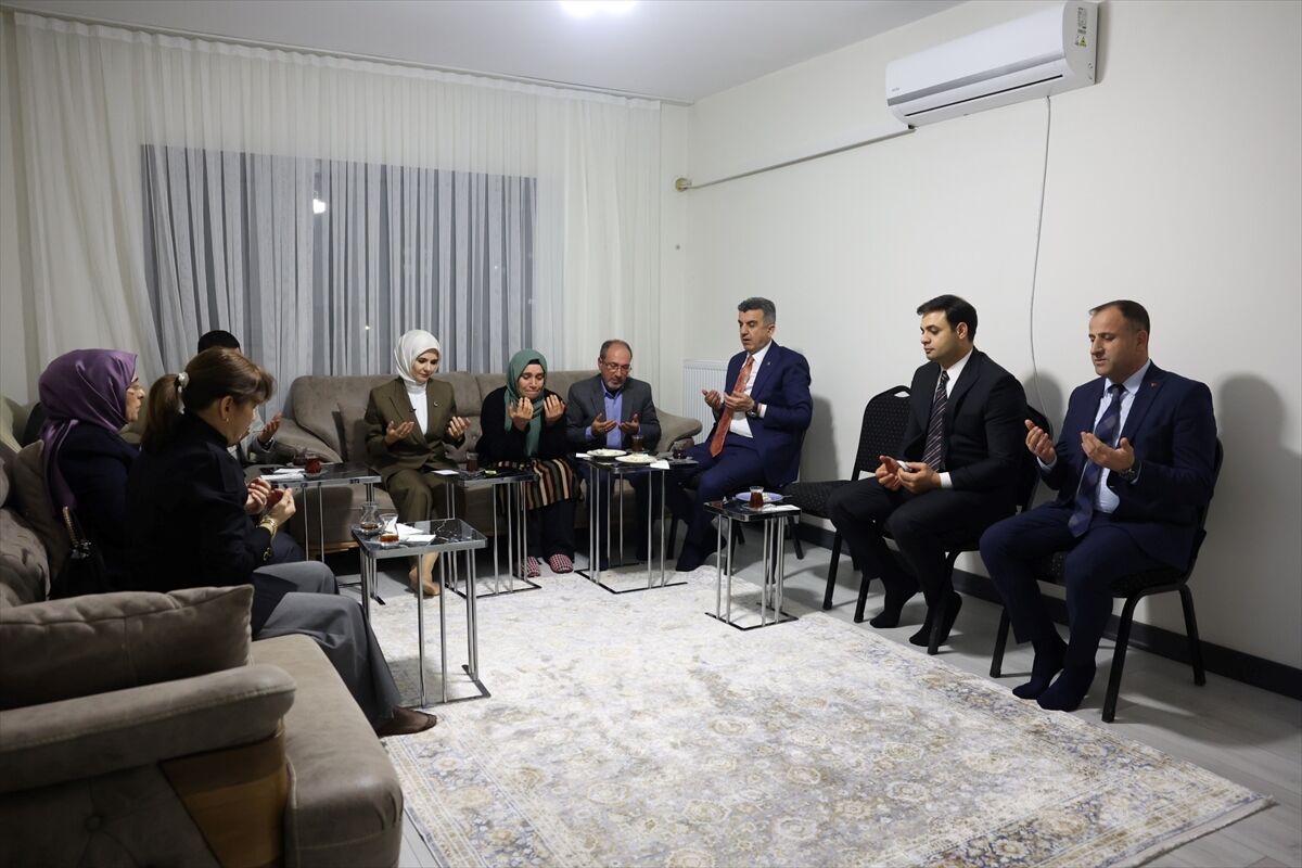 Bakan Göktaş, Şanlıurfa'da yeni evlerine kavuşan depremzede ailenin iftar sofrasına misafir oldu